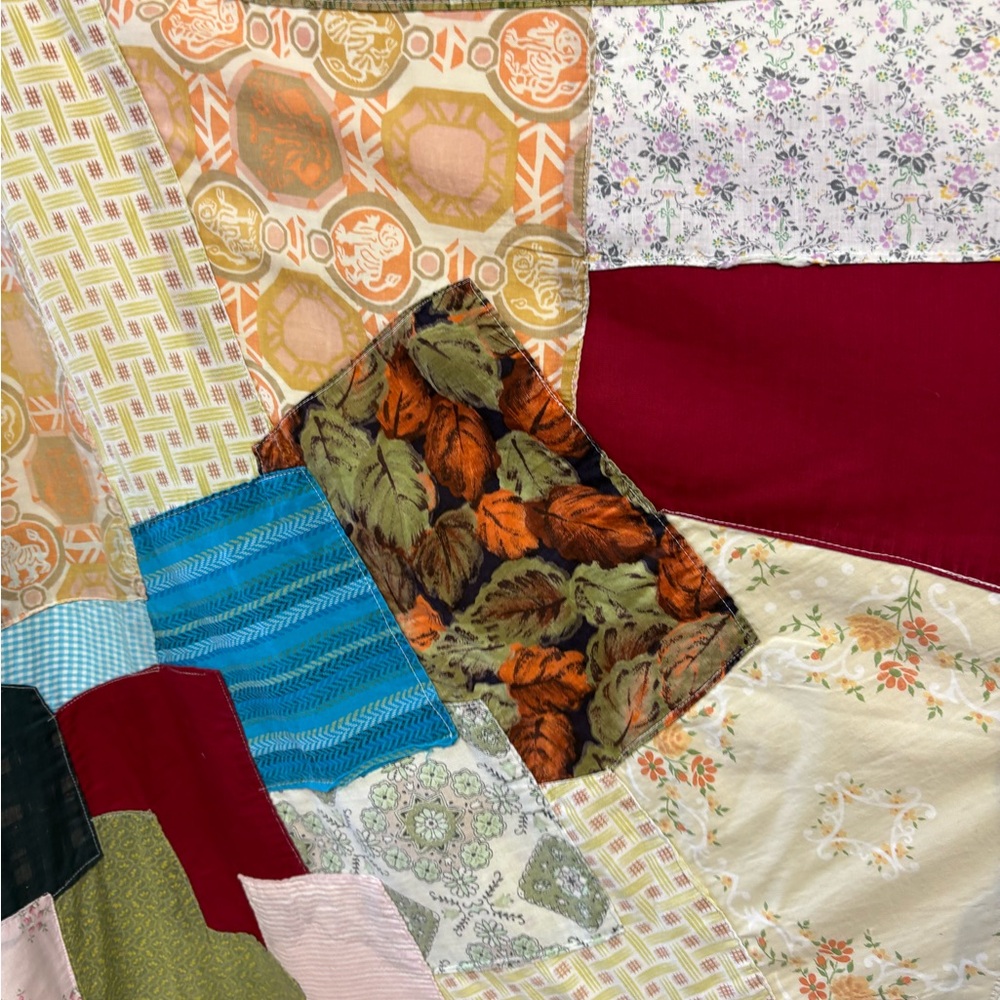 Vibrant Patchwork Quilt Had Made Vintage Fabric - Picture 10 of 15